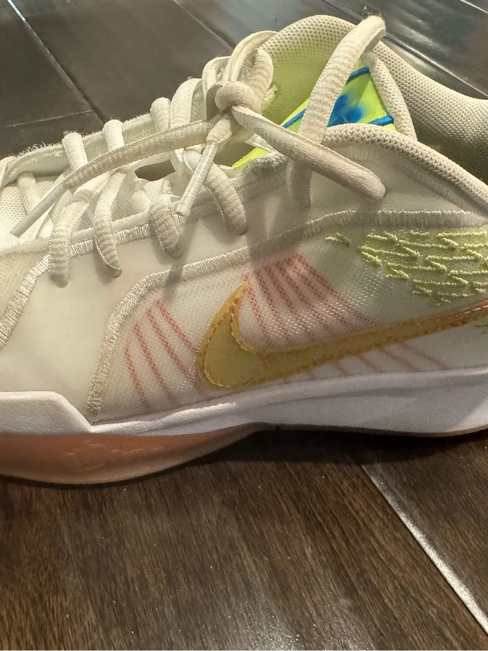 Sabrina 2 SE boys basketball shoes size 6